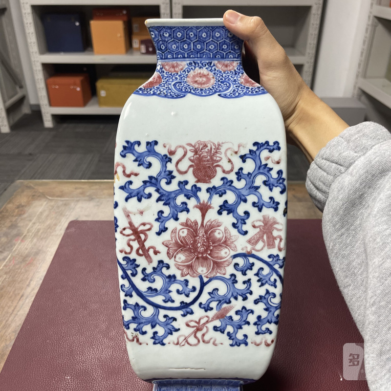 清乾隆 青花釉里红缠枝莲纹四方瓶 - 图7